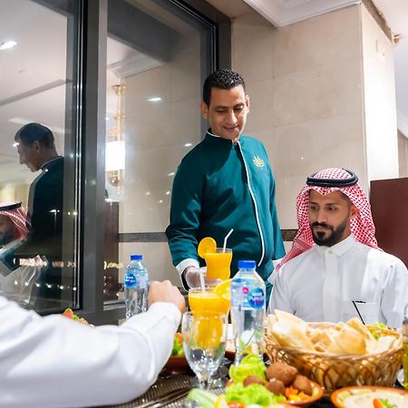 Shaza Regency Plaza Al Madinah 호텔 메디나 외부 사진 A waiter serving guests at a restaurant in Riyadh, Saudi Arabia