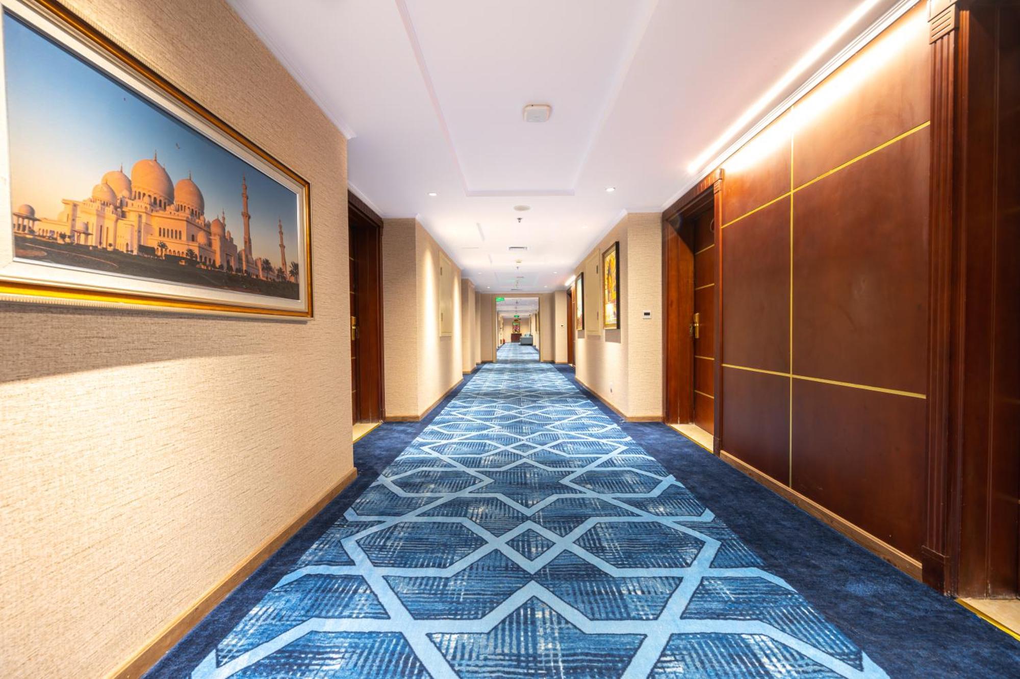 Shaza Regency Plaza Al Madinah 호텔 메디나 외부 사진 A corridor at the Taj Mahal Palace