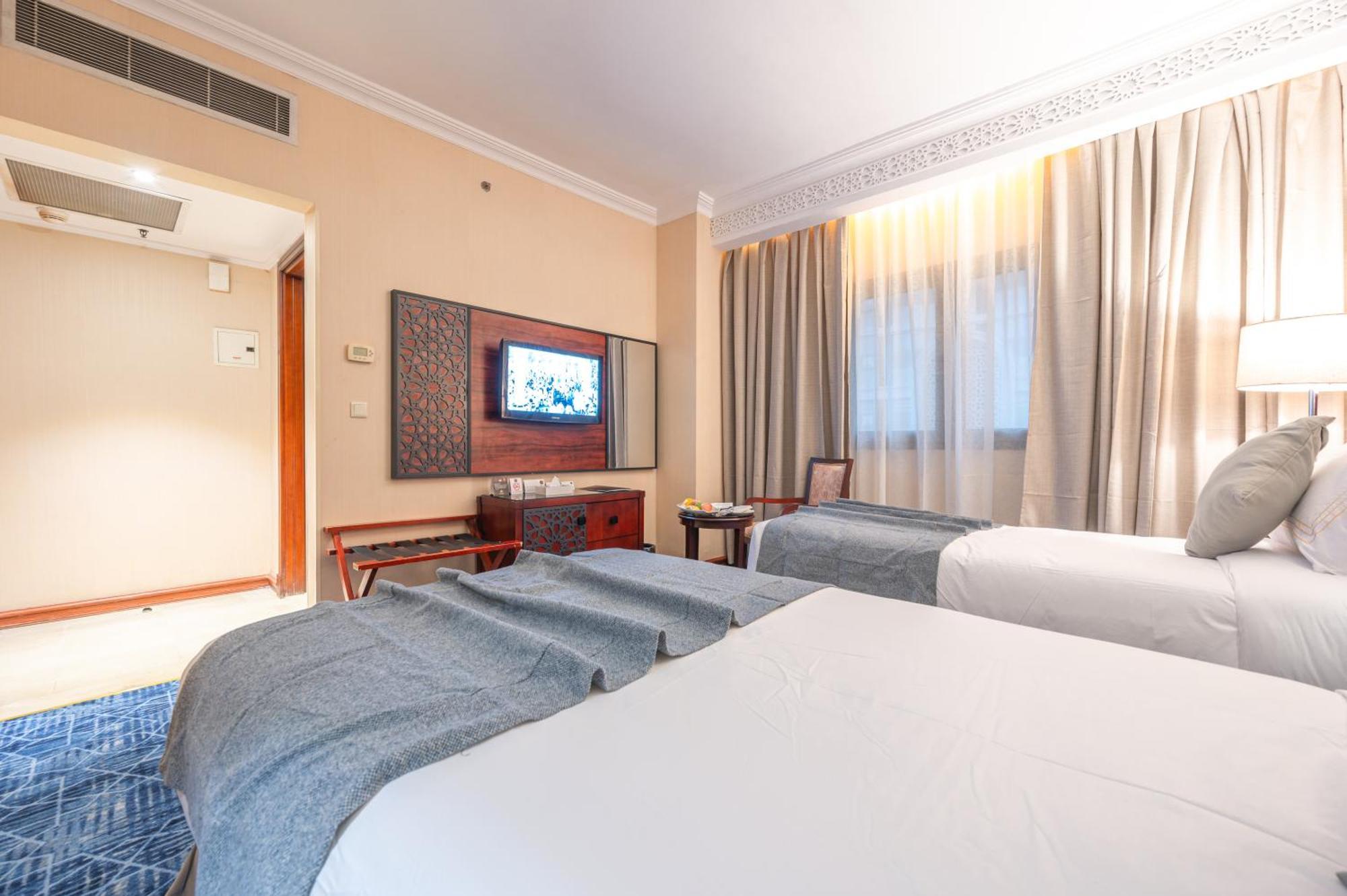 Shaza Regency Plaza Al Madinah 호텔 메디나 외부 사진 A room at the hotel