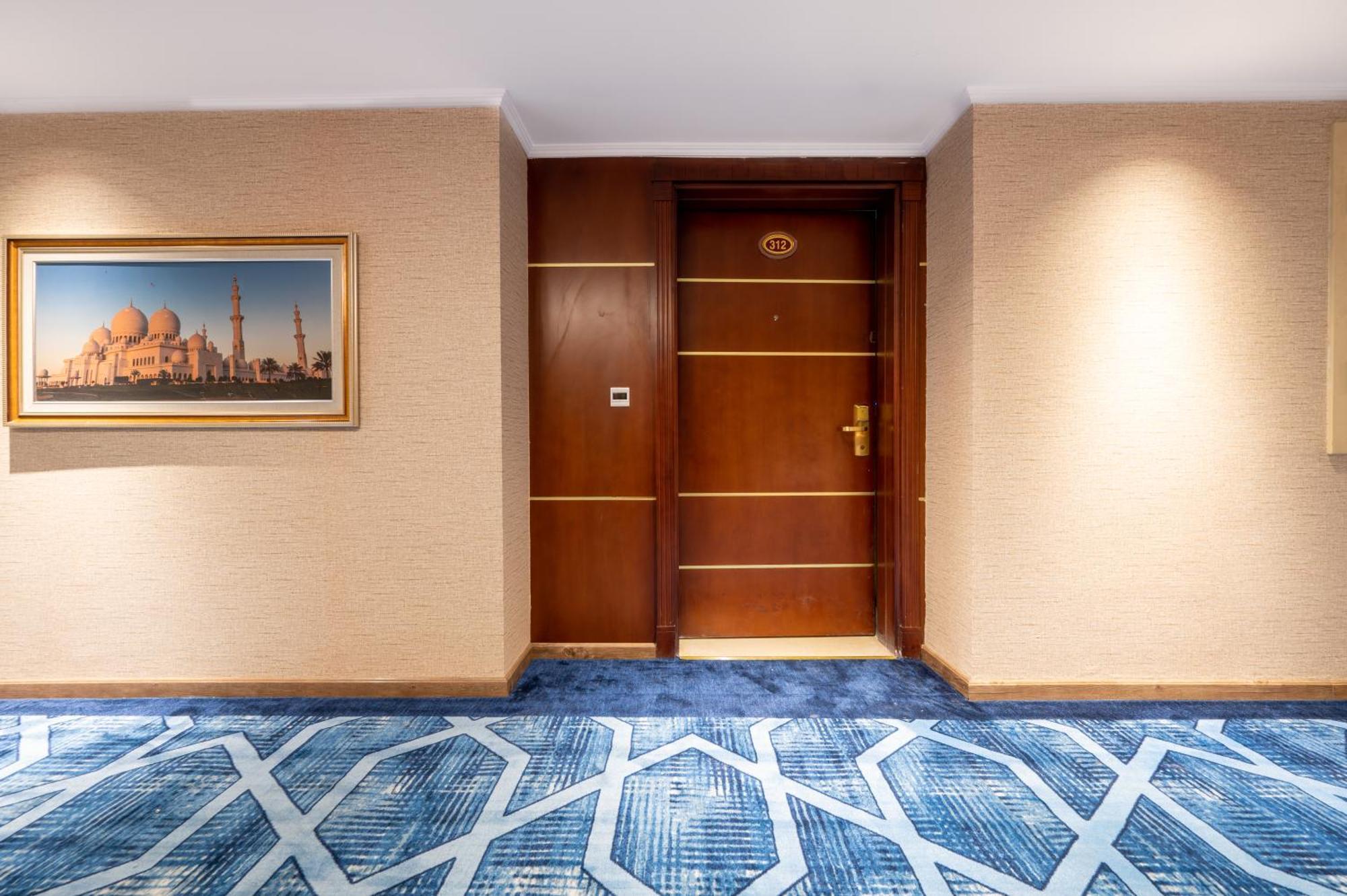 Shaza Regency Plaza Al Madinah 호텔 메디나 외부 사진 A door in a hotel