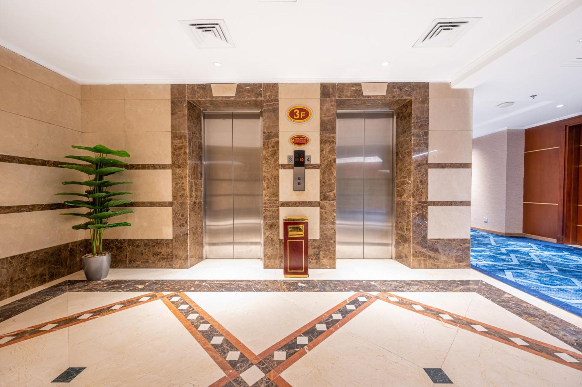 Shaza Regency Plaza Al Madinah 호텔 메디나 외부 사진 Elevators at the hotel