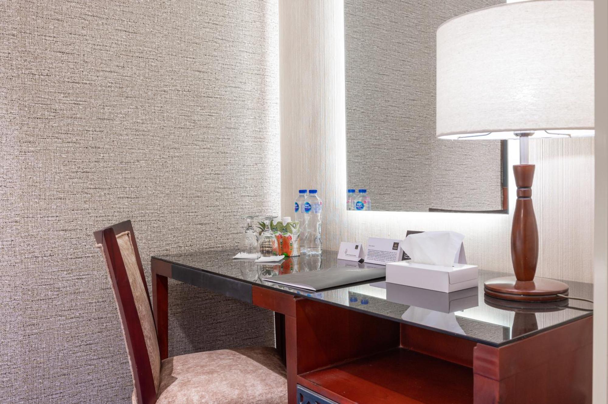 Shaza Regency Plaza Al Madinah 호텔 메디나 외부 사진 A table lamp